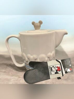 auth Disney Parks Mickey Mouse teapot & Minnie Mouse branded silicone oven mitt.